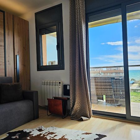 Apartment Beach Front Canet Canet De Mar Eksteriør billede